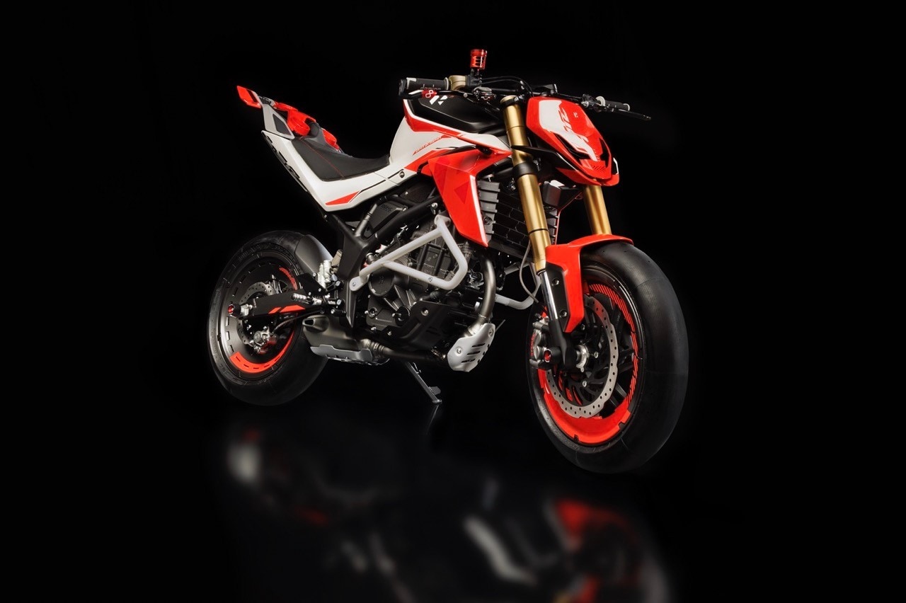 <div class='descrGalleryTitle'>Concept 2.5R XTunt</div><div class='descrGalleryText'><p>Un prototipo di <b>fun bike urbana</b> di cui non vengono diffuse informazioni tecniche. Promette buone prestazioni dal propulsore raffreddato a liquido e divertimento grazie alla ciclistica curata che si sviluppa attorno ad un <b>telaio a traliccio.</b></p>
</div>